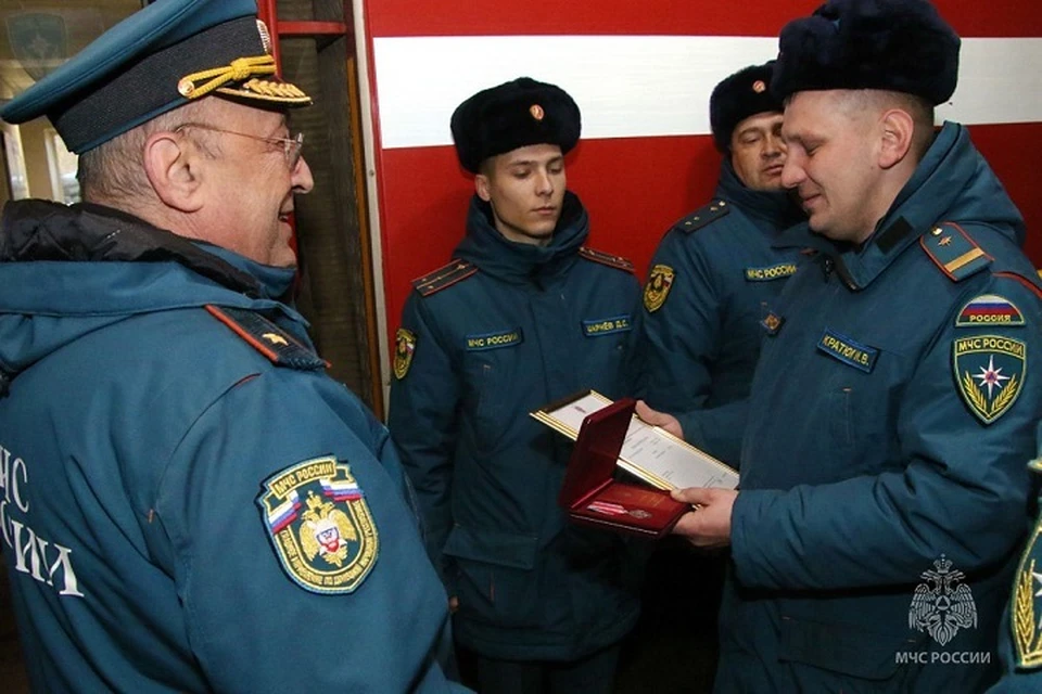 В Донецке наградили огнеборца медалью «За отвагу на пожаре». Фото: МЧС России по ДНР