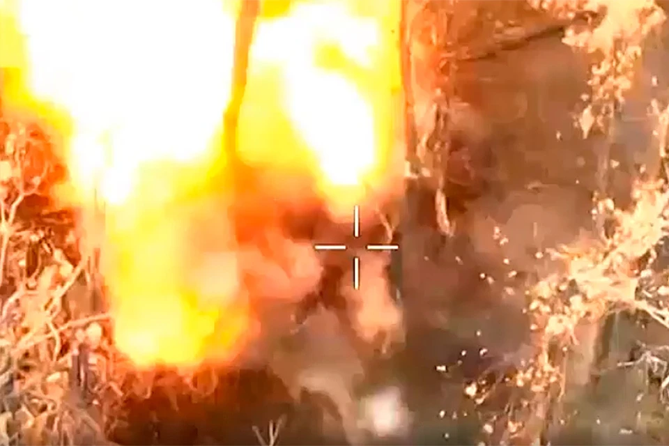 Минобороны России опубликовало кадры уничтожения блиндажей и живой силы формирований ВСУ расчетами ударных FPV-дронов