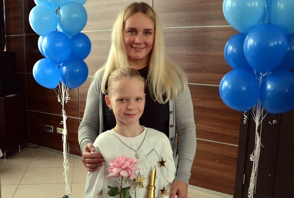 Тренер по фигурному катанию Екатерина Степанова со своей воспитанницей Валерии Оленевой. Фото: Андрей Крылов