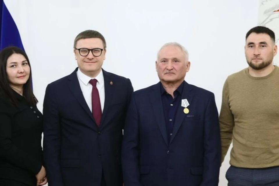 Поддержать многодетного отца на награждение пришли дети Фларита Абдуллина. Фото: Пресс-служба губернатора.