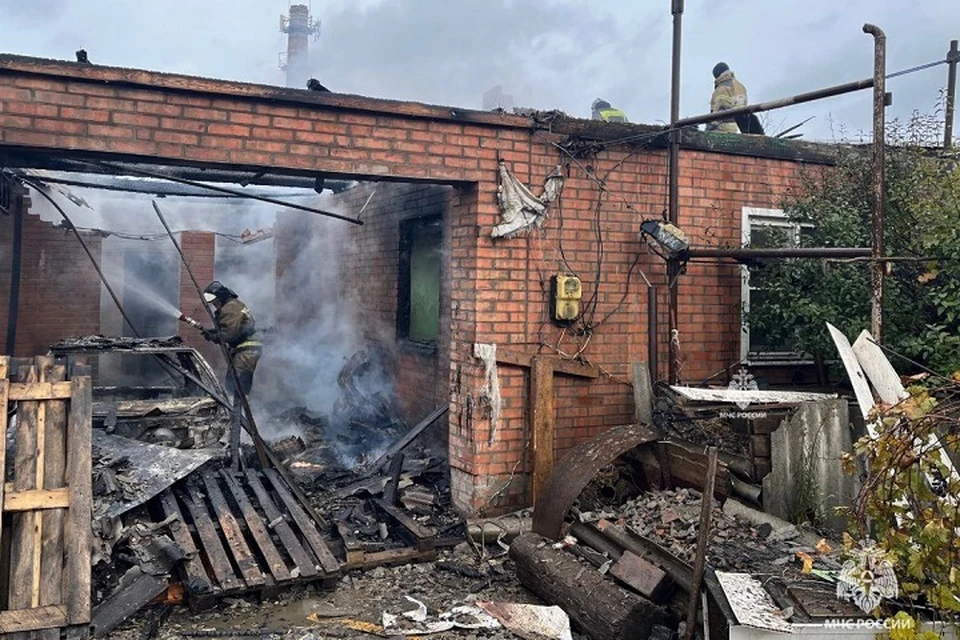 Пламя полыхало на улице Лесной, пожарных вызвали соседи. Фото: пресс-служба ГУ МЧС России по Ростовской области