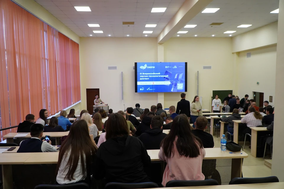 Вопросы диктанта были посвящены роли науки и технологий в достижении Победы в Великой Отечественной войне / Фото: пресс-служба реготделения партии "Единая Россия"