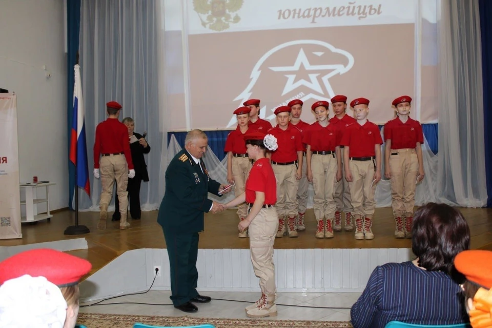 На церемонии открытия несколько школьников посвятили в юнармейцы. Фото: Андреапольский МО