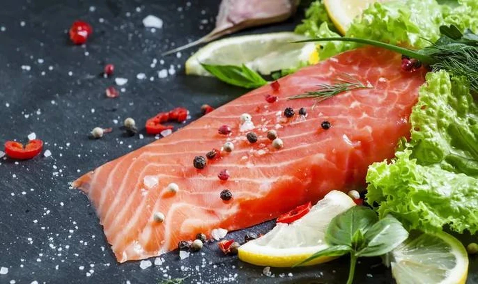Прежде всего зимой необходимо включать в рацион жирные сорта рыбы - сельдь, скумбрия, лосось. Фото:соцсети