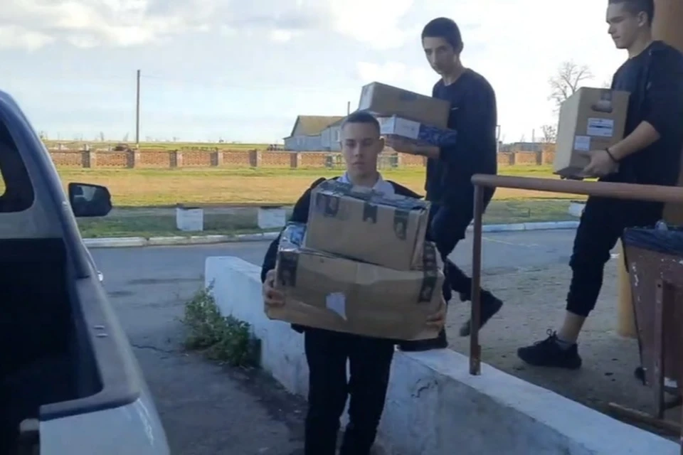 Анновская школа собрала почти две машины гумпомощи для армии. Фото: Народный фронт Запорожской области