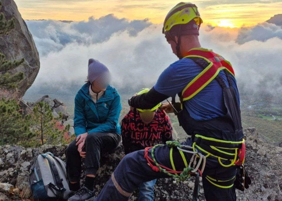 Женщина с 10-летним сыном заблудились и оказались на осыпающемся склоне. Фото: МЧС Крыма/Tg