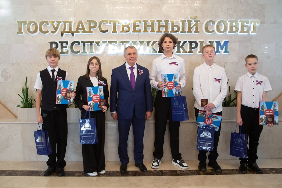 Владимир Константинов вручил первые экземпляры издания школьникам. Фото: Telegram