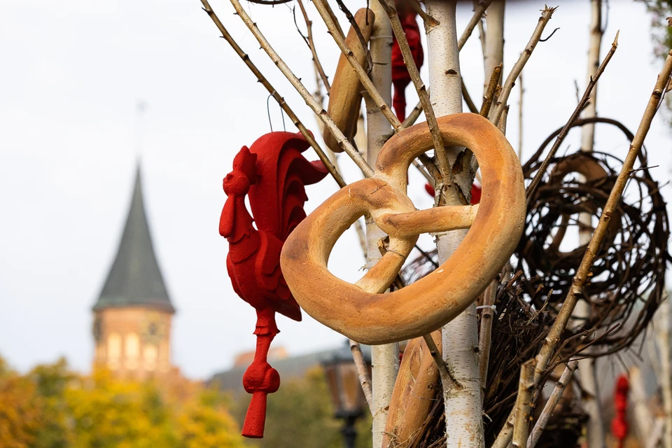Гуляний в городе не будет, но, если позволит погода, никто не мешает нам просто пройтись по осенним улицам.