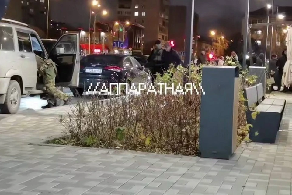 В Екатеринбурге силовики задержали Георгия Акоева. Фото: скриншот из видео, опубликованного в telegram-канале «Аппаратная»