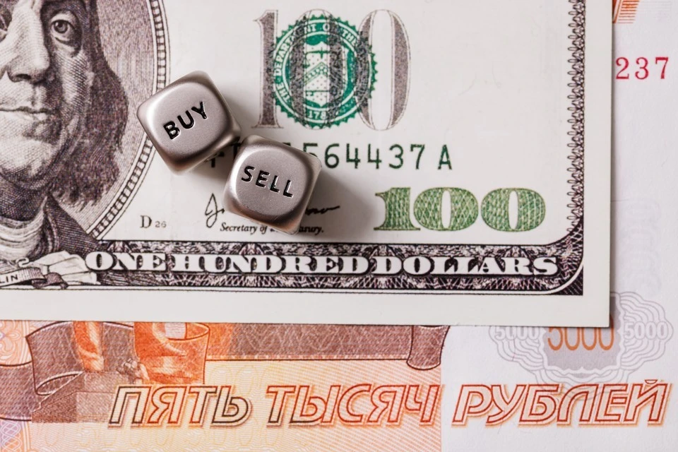 Рубль стал одной из самых подорожавших к доллару валют в октябре