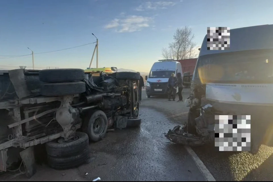 В Бурятии грузовик столкнулся с маршрутным автобусом.