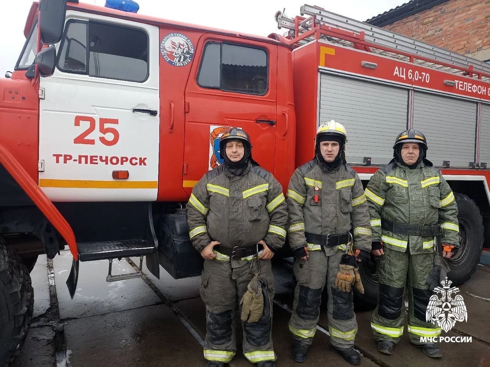 Пожарные эвакуировали детей из горящего дома в поселке Троицко-Печорск.