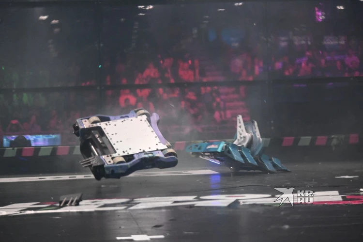 Колесо оторвал и как трофей забрал: в Екатеринбурге роботы устроили гладиаторские бои на выживание