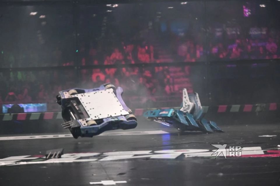 Эти роботы при столкновении «летали» так, будто и не весят по 100 кг каждый