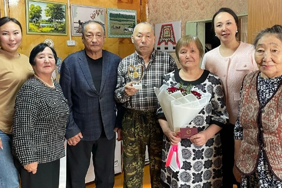 Супруги Луковцевы и Мироновы получили почетные знаки «Семейная доблесть». Фото: управление ЗАГС РС (Я)