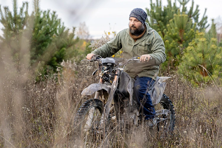 «Странное чувство: делаешь вещь, но понимаешь – она проживет недолго»: Как обычные россияне собирают штурмовые мотоциклы для СВО