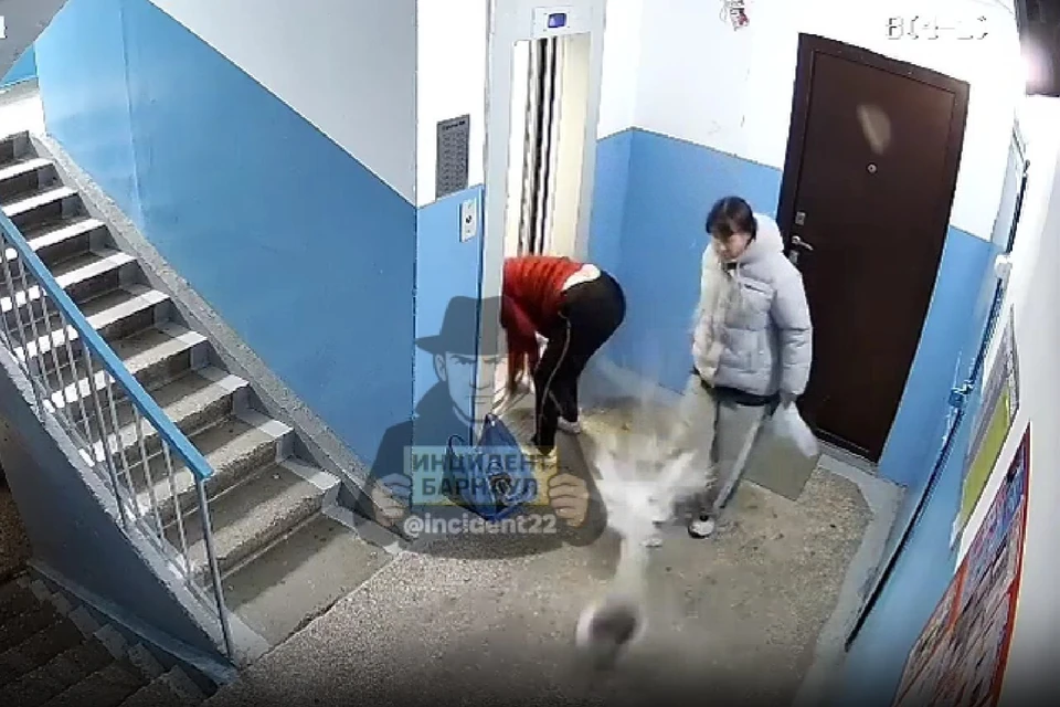Женщина в гневе пнула ведро. Скриншот видео из тг-канала "Инцидент Барнаул"