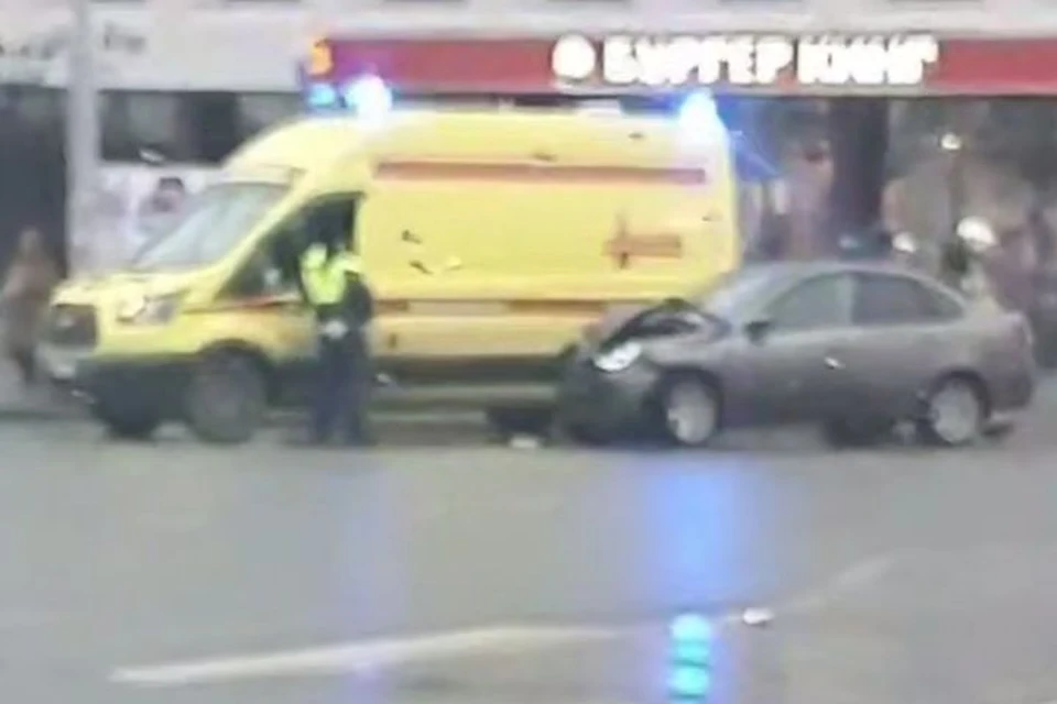 На место аварии прибыла машина реанимации Фото: Инцидент.Екатеринбург, t.me/incekb