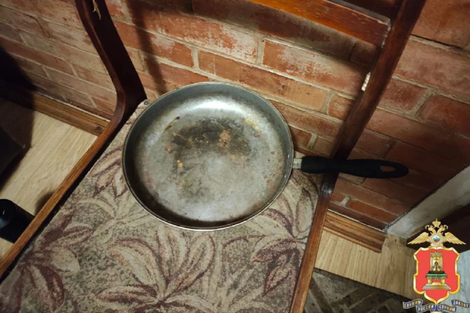 Орудие преступления - сковородка. Фото: пресс-служба УМВД по Тверской области.