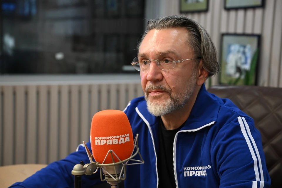 Шнуров иронично опроверг слухи об отъезде в Германию