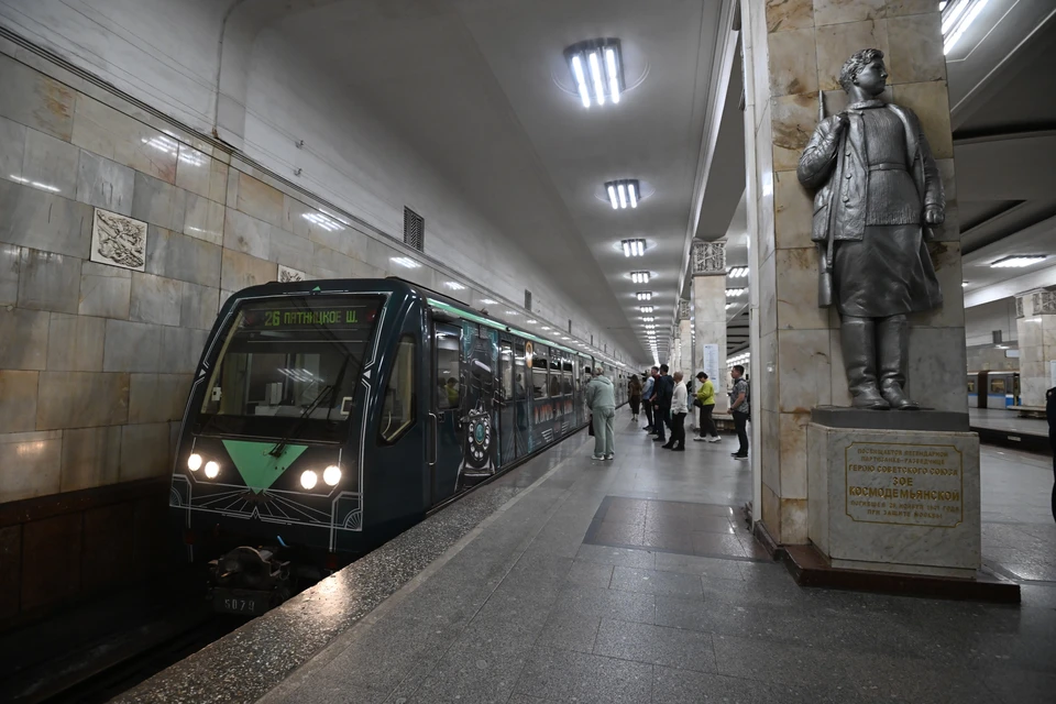 На салатовой ветке метро в Москве произошел сбой из-за человека на путях