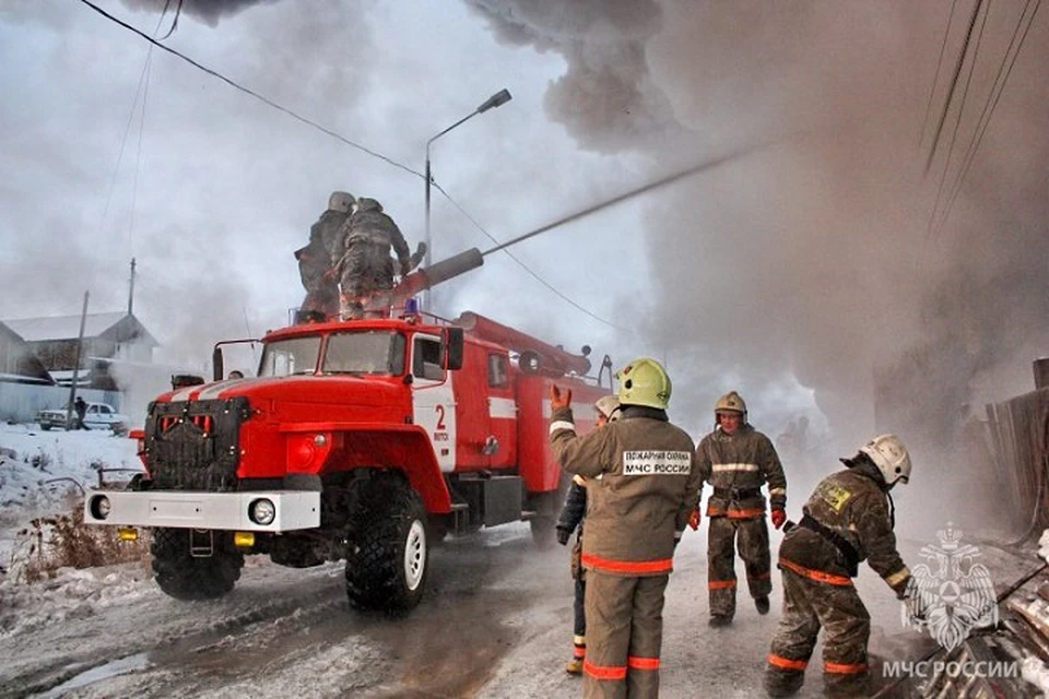 Пожарные спасли частный дом в Алдане. Фото: МЧС Якутии