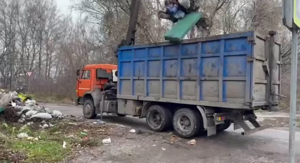 Глеб Никитин раскритиковал водителя, вывалившего мусор на площадке на Бору. Фото: телеграм-канал Глеба Никитина.