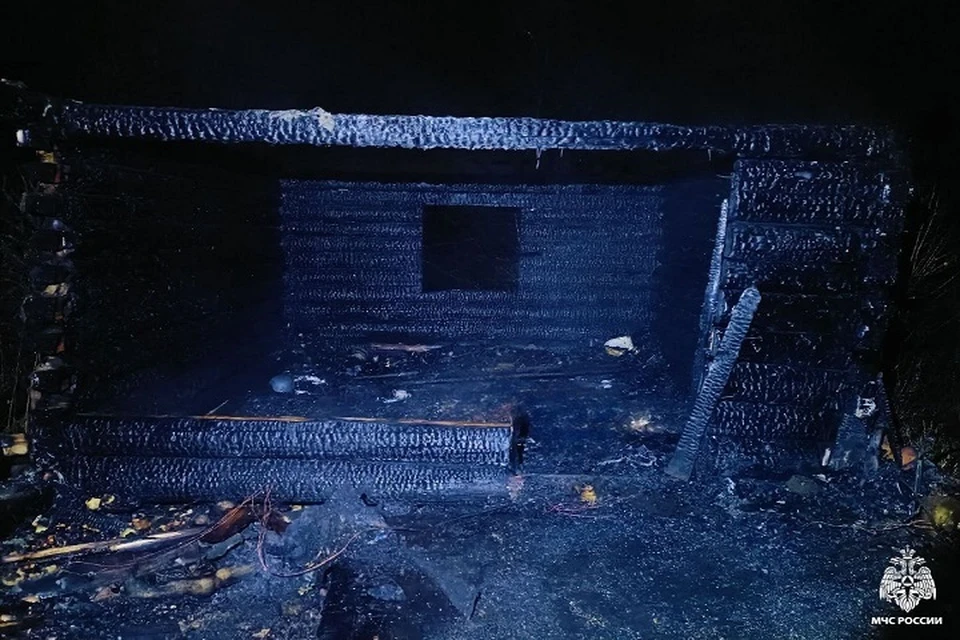 От дома остались лишь угольки.