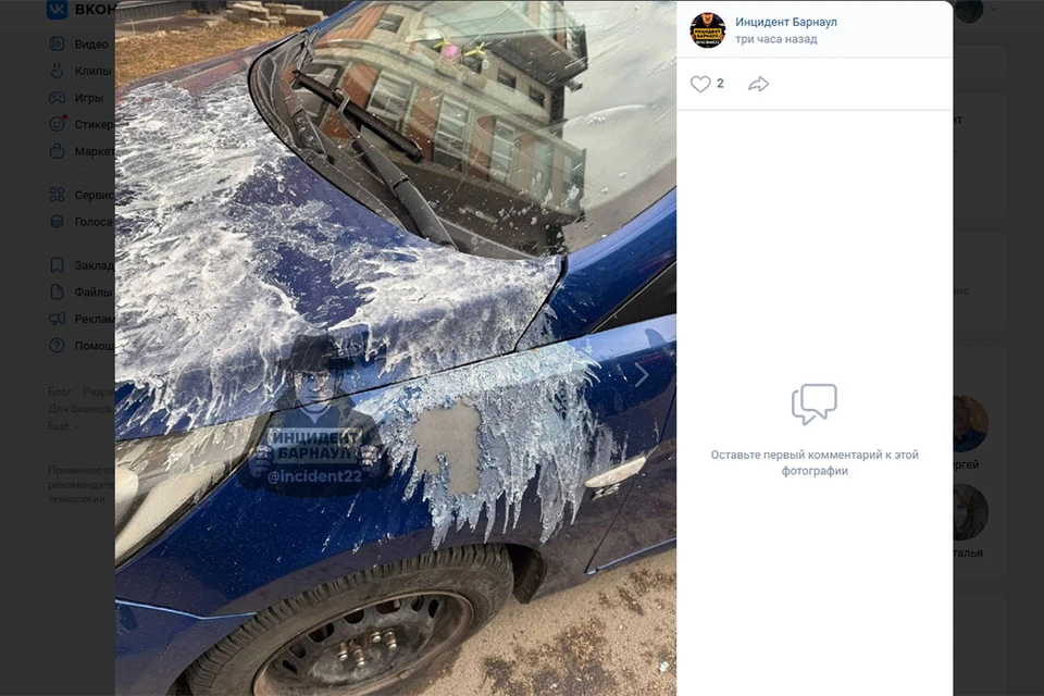 Пострадавший автомобиль. Скриншот поста из сообщества "Инцидент Барнаул"