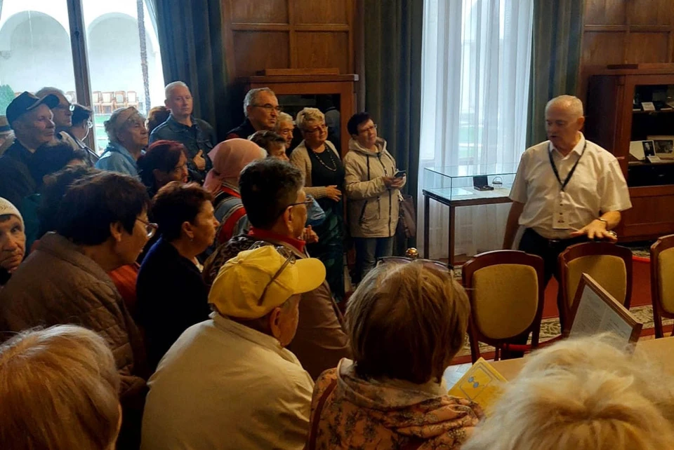 Экскурсию ведет Владимир Корсун.