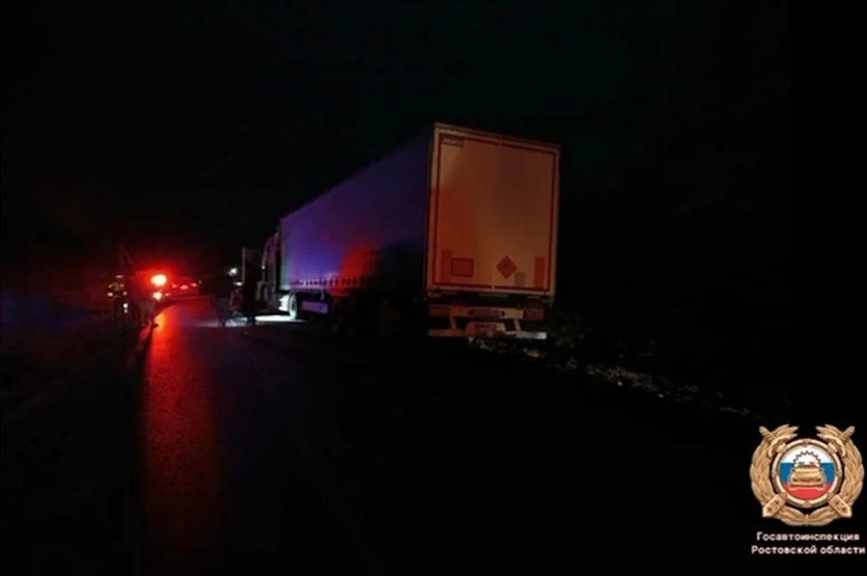 Легковушку вынесло на встречную полосу, где машина столкнулась с грузовиком. Фото: УГАИ по Ростовской области