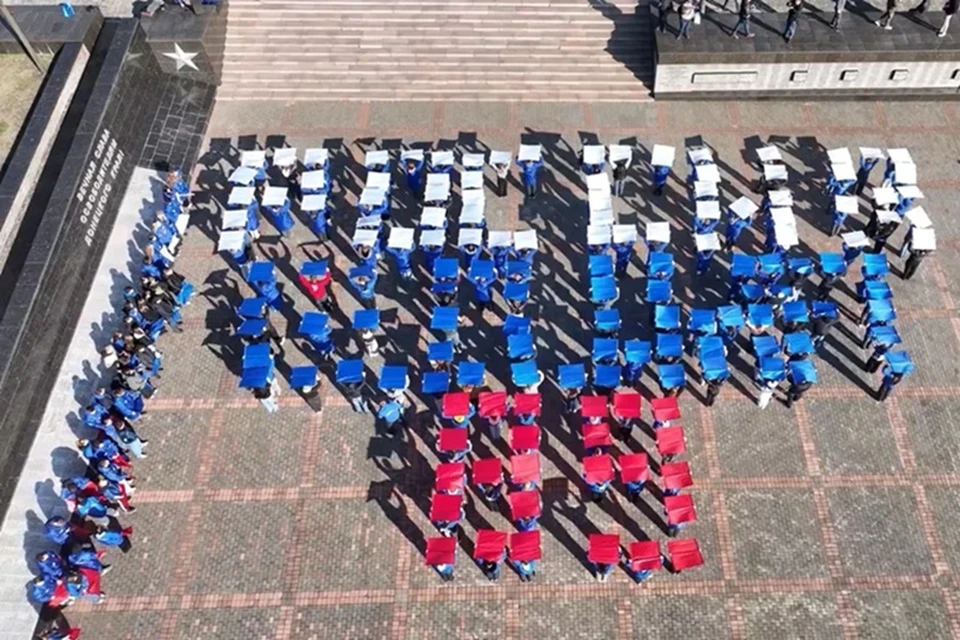 В Донецке молодежь развернула большой флаг России ко Дню народного единства. Фото: МГЕР в ДНР
