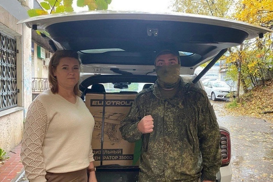 бойцы просили передать им на передовую бензиновый генератор, и на днях они его получили. Фото: стоп-кад видео из соцсетей главы города.