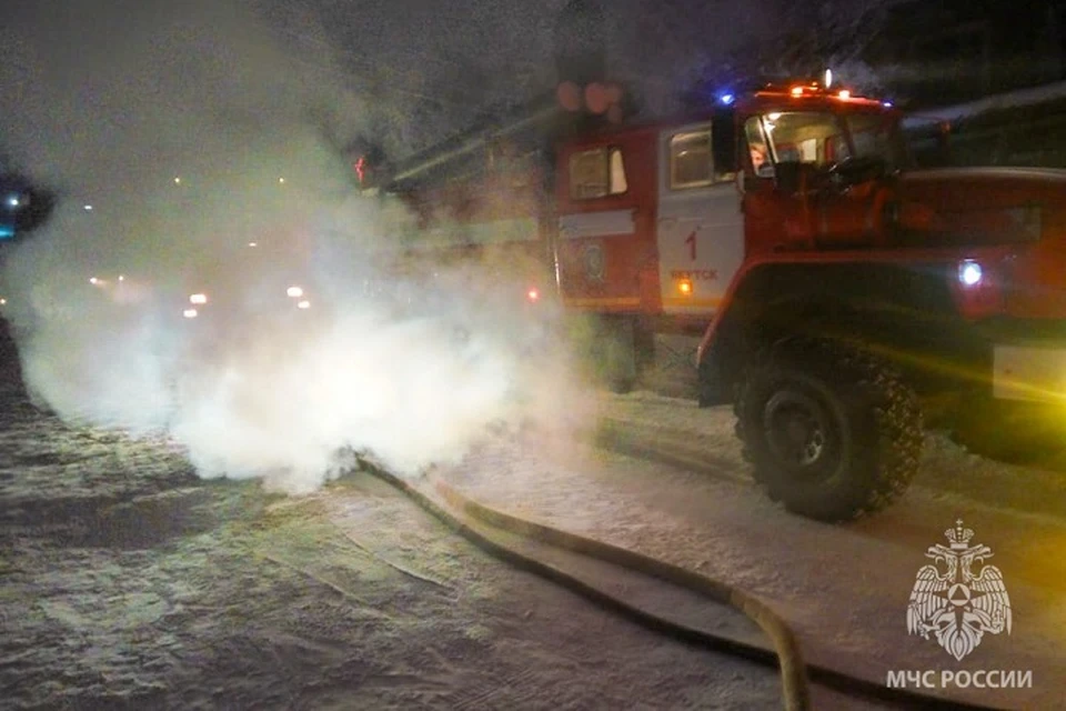 Пожар произошел в жилом доме в Якутске. Фото: МЧС Якутии