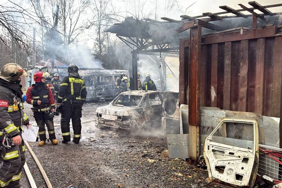 Сгорели машина, баня и пристройка. Фото: t.me/aakhort