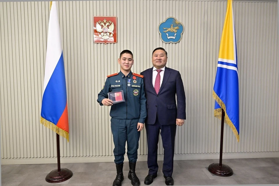 Студент из Тувы награжден медалью Совета Федерации «За проявленное мужество». На фото: глава увы Владислав Ховалыг и Менги Хомушку. Фото: @khovalyg_live