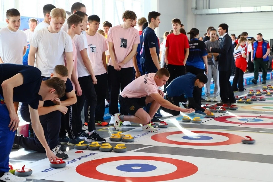 1 ноября в Красноярске установили рекорд по одновременной игре в кёрлинг. Фото: минспорта края