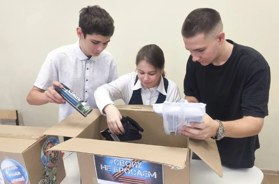 Ребята передали военнослужащим подарки, сделанные собственными руками. Фото: t.me/Mangush_mo