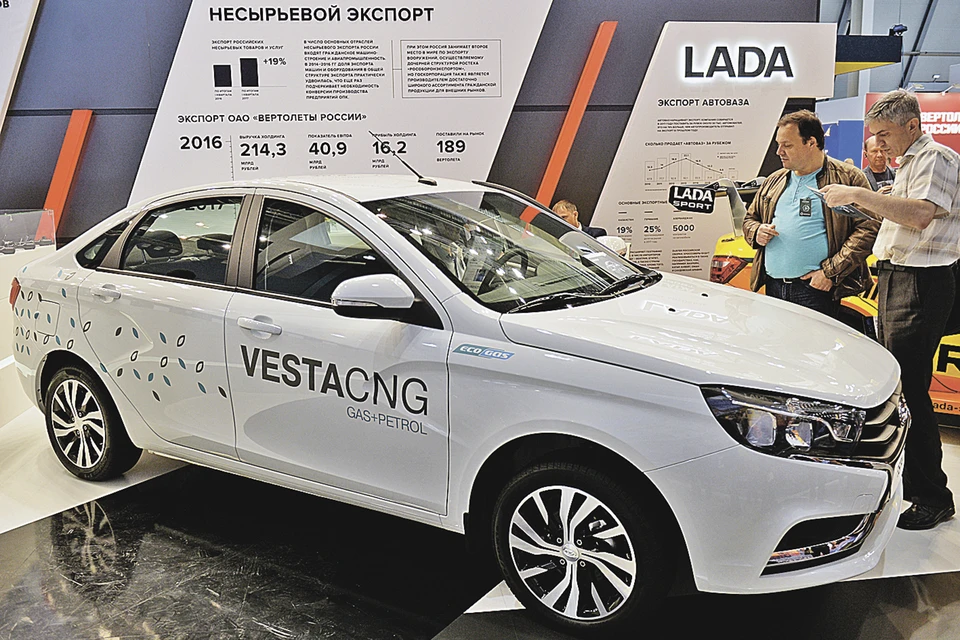 Газ стоит в два с лишним раза дешевле бензина. И в этом его плюс. Однако перевод авто на голубое топливо стоит немалых денег. Фото: Павел ЛИСИЦЫН/РИА Новости