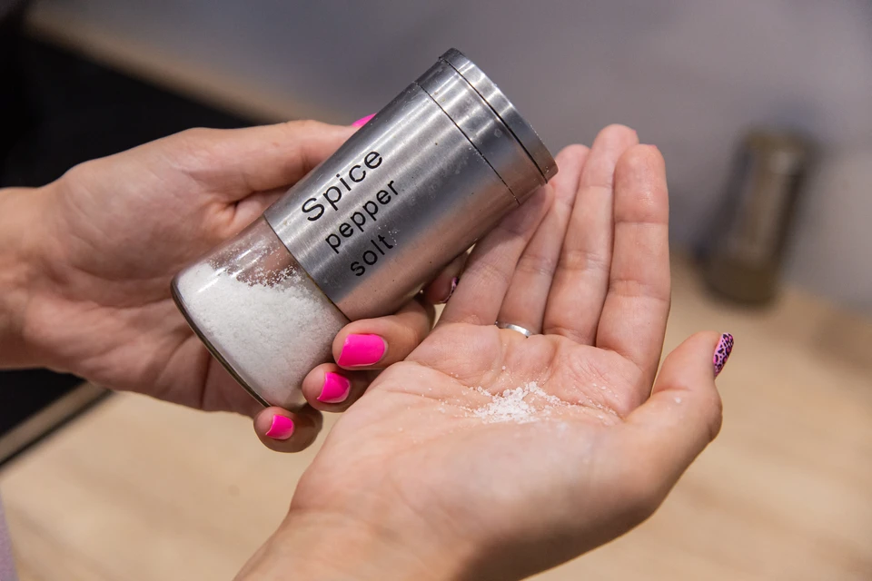 В Великобритании напомнили о вреде привычки пересаливать еду.