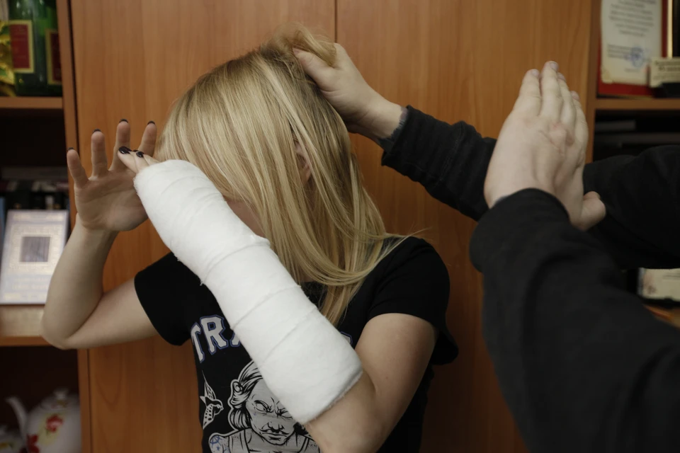 Обвиняемый обрушил на 34‑летнюю женщину град ударов.