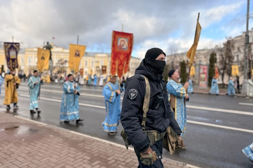 Участники крестного хода на улицах Твери. Фото: Росгвардия Тверской области.
