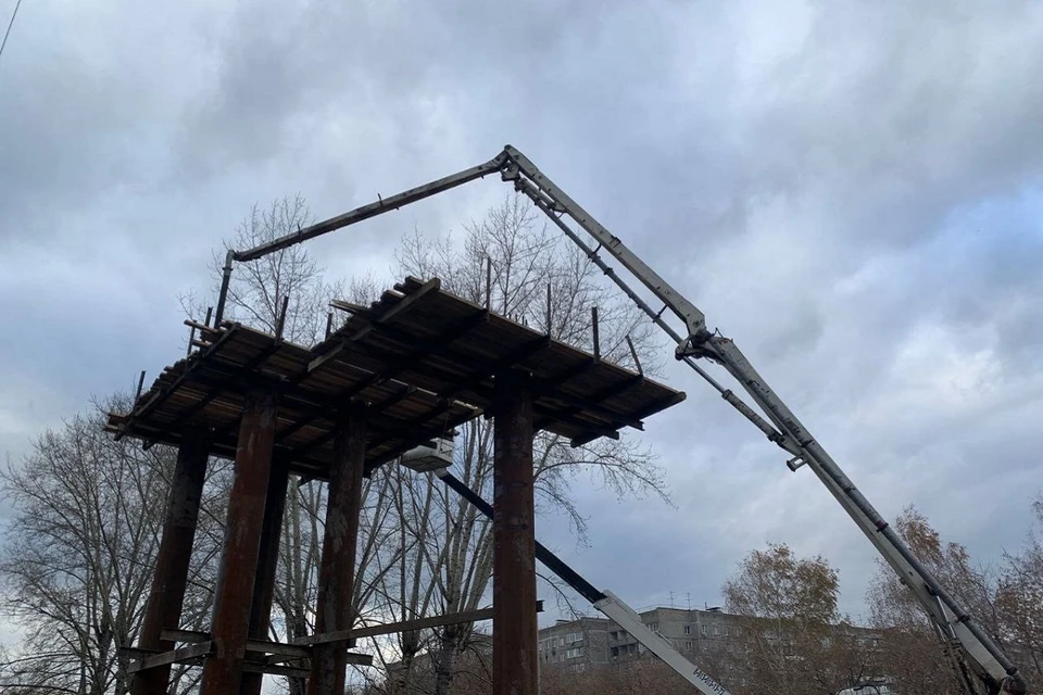 Со стороны Дзержинского района строители засыпают грунтом фундаментные конструкции. Фото: мэрия Новосибирска