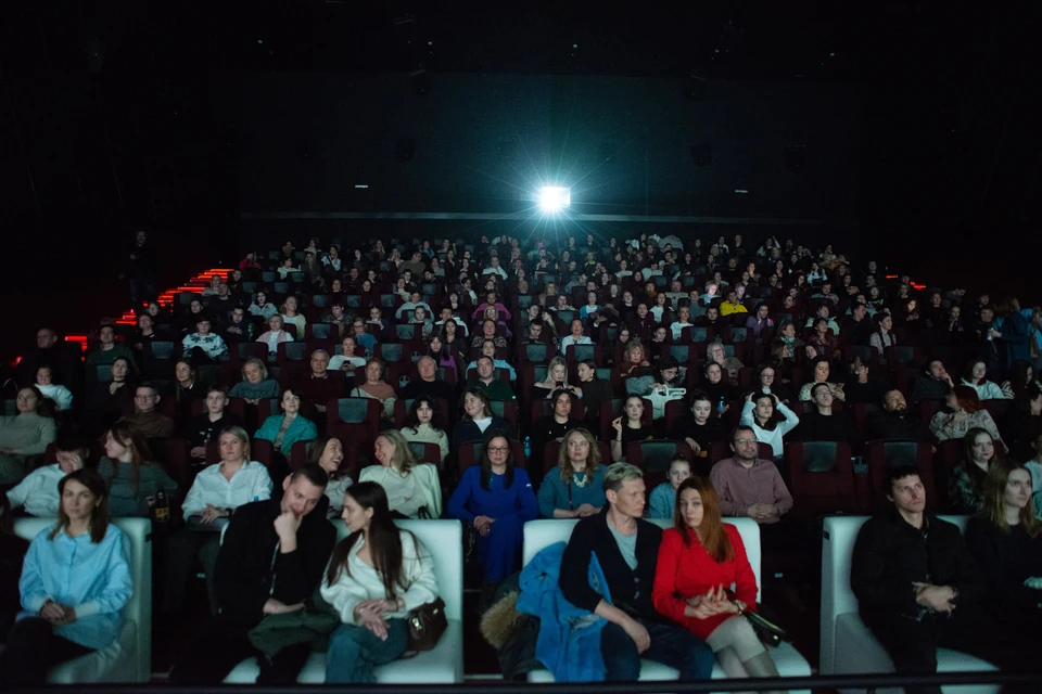 В Абакане 15 человек получили ожоги глаз в кинотеатре