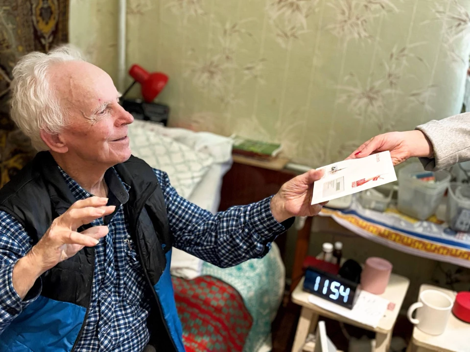 Ивана Федоровича поздравили с 95-летием. Фото - тг-канал администрации Бердянска