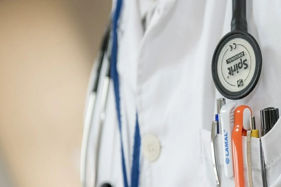 Важно не пропустить первые признаки: что необходимо знать о симптомах инсульта