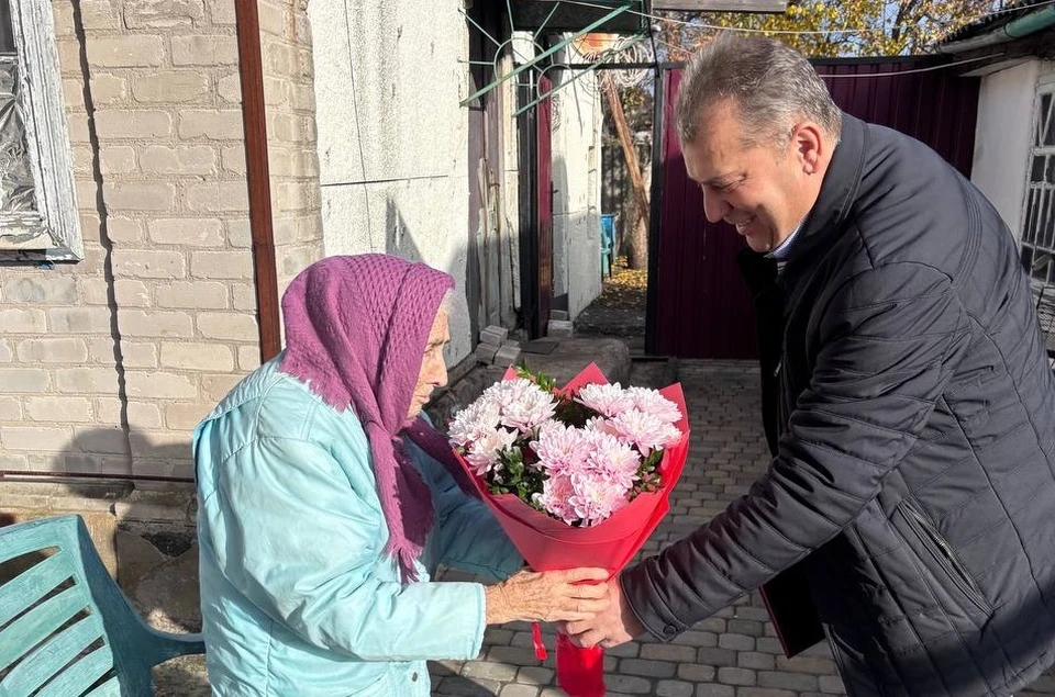 Антонину Васильевну поздравили с солидным юбилеем. Фото: Администрация Волновахского округа