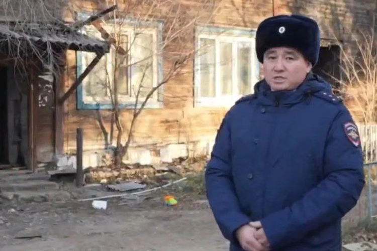 «Увидел в окне двух испуганных детей»: полицейский спас пять человек и собаку из горящего дома