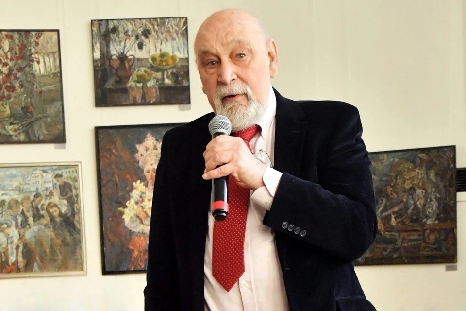 Валерий Борщев получает награду Союза журналистов России – Почетный знак «Честь. Достоинство. Профессионализм», которую вручает ему председатель СЖР Владимир Соловьев. Май 2024 года.