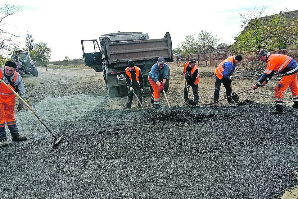 Дорожники делают ямочный ремонт, освежают разметку и косят заросли на обочинах для безопасности. Управление автодорогами Запорожской области